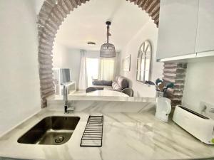 Aguamarina Frontline Beach, Direct Sea Views POOL - EaW Homes