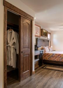 King Room with Mountain View room in Clear Creek Inn