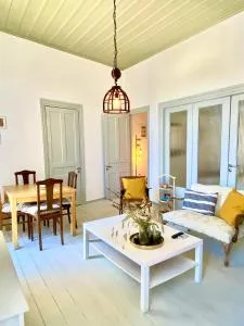 Traditional Stone House in Chandrinos - Glifádha