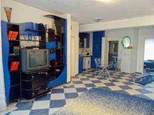 Club Topaz Apartments