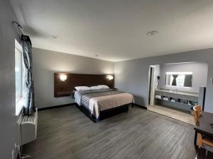 King Room - Non-Smoking room in Ridge Motel