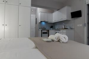 Sunset brand new luxury apt with pool & sea view