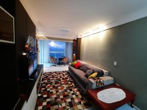 Apartamento FRENTE PARA 0 MAR - PÉ NA AREIA - 3 SUITES COM AR CONDICIONADO, 2- VAGAS PARA CARROS MÉDIOS OU PICK UP E CARRO PEQUENO - FINAMENTE DECORADO - PRAIA DO MORRO-INTERNET -WI-FI -TV COM SERVIÇOS DE DISNEY PLUS - NETFLIX -HBO MAX -STAR MAX -