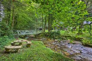 The Chalet Retreat Cabin Across from Creek! - Hampton