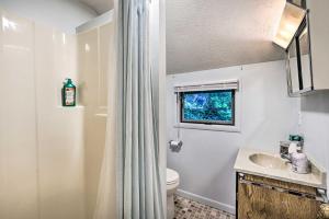 Outdoor Explorers! Roan Mtn Haven with On-Site Creek