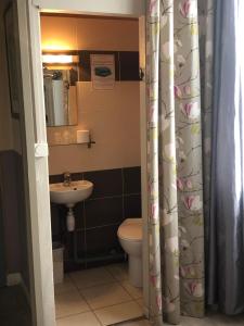 Hotels Hotel Saint Eloi : Chambre Double avec Salle de Bains Commune