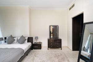 Steps Away From the Beach & Entertainment Hubs 1BR Unit, Torch Tower, Dubai Marina by Deluxe Holiday Homes