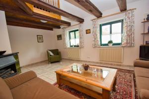 wassernahes Haus mit Terrasse und Garten - Ferienhaus Storchennest Haus rechte Seite