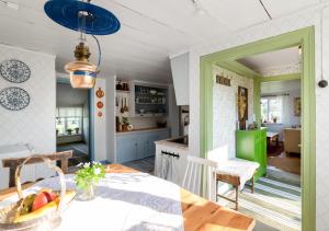 Rustik gäststuga med lantlig känsla nära Örebro city