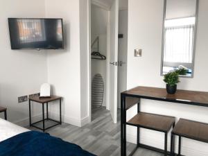 10min to City - FREE Parking - Private Studio - Contractor Friendly