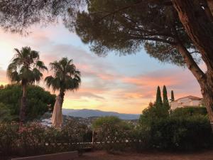 Haus mit Garten über der Bucht von Cannes