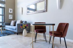 Stylish De Waterkant Loft with Pool, Parking and Table Mtn Views