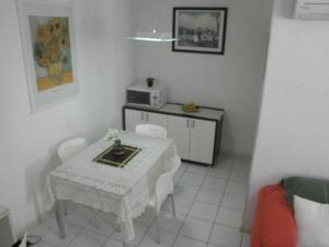 NA BEIRA MAR DE PAJUCARA - EDIFICO NEO 2- APARTAMENTO COM 02 QUARTOS - POSSUI VARANDA- VISTA LATERAL DO MAR- AVENIDA DOUTOR ANTONIO GOUVEIA 1081- CONSUMO ELETRICO É PAGO No CKECK-OUT 1KWH É 1,35 REIAS -TEM TELA DE PROTEÇÃO-