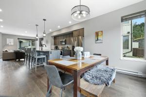 Spacious Modern Ski-in Ski-out with Hot Tub Townhouse