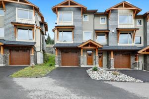 Spacious Modern Ski-in Ski-out with Hot Tub Townhouse