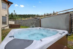 Spacious Modern Ski-in Ski-out with Hot Tub Townhouse