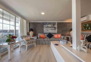 Refurbished Seafront Apartment