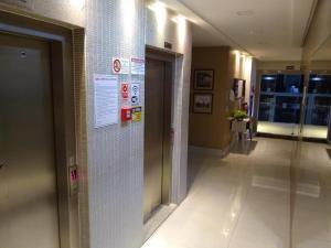 Edf Gil Nogueira-Praia Morro-Guarapari-3º Andar-APTO FTE-SOL MANHA-Piscina-Sauna-02 quartos com Ar -TV Tela Plana-Wi-Fi-Varanda Gourmet -Tela de Proteção - Purificador Água-Airfray-Dois elevadores-01 Garagem-Portaria 24 horas-50 mts da Praia do M