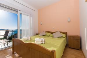 A2-apt w shared pool & balcony next to the beach 