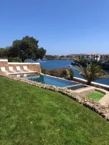 Splendide Villa les pieds dans l'eau dans la baie de Mahon - Cala Llonga