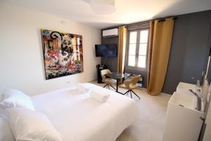 B&B / Chambres d'hotes La Maison des Vendangeurs - TABLE D'HOTES le soir du jeudi au lundi - Jacuzzi - Balneo SPA - ACCES Piscine UNIQUEMENT pour suite lit king size avec baignoire spa et chambre lit king Size baignoire spa Piscine de mai a octobre : photos des chambres