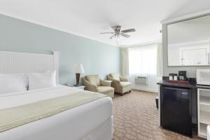 Garden Grove Deluxe Queen room in Colonial Inn
