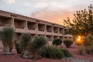 Traditional Room with Two Queen Beds room in Lake Powell Resort