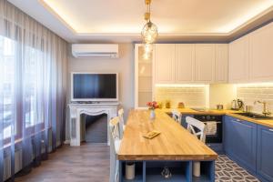 Designer & Cozy 2BD Flat with a parking in the city center by Flat Mаnager