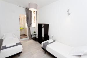 Twin Room with Bathroom room in Hostal Easy Sants