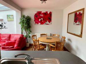 Somers 4 bed House off road parking pet friendly