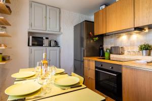 THE CREW HOUSE LA CIOTAT - Maison de pêcheur en triplex 3 chambres et box privatif au dessus du Vieux Port