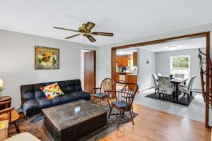 Four-Bedroom Holiday Home room in Chandler Hill Base Camp - Enjoy A Nature Getaway in this Rustic Home in the Mountains 10 minutes from Sunday River Ski Mountain! home