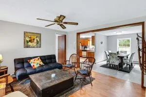 Chandler Hill Base Camp - Enjoy A Nature Getaway in this Rustic Home in the Mountains, 10 minutes from Sunday River Ski Mountain! home - بيتيل