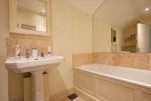 Double or Twin Room with Bathroom room in The Kingham Plough