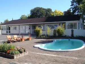 橡子村汽车旅馆 - Gladstone