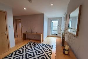 2 Bed Aprtmt- Waterfront, 5 Beds, Parking