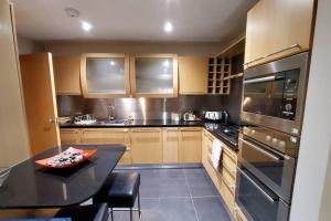 2 Bed Aprtmt- Waterfront, 5 Beds, Parking