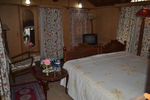 Jackson Heights Houseboats