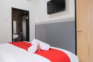 RedDoorz Plus near Taman Anggrek Mall