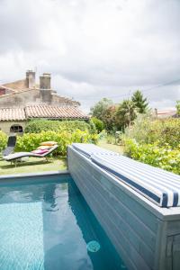 Maisons de vacances Le Pain de Lune Gite et Chambre d'hotes avec Piscine : Maison de Vacances