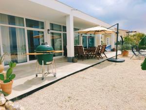 Beachfront Paladina holiday home