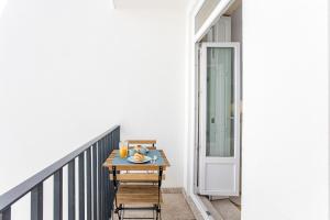 Flux Art Studio w AC & Balcony by LovelyStay