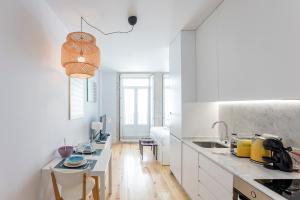 Flux Art Studio w AC & Balcony by LovelyStay