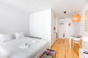 Flux Art Studio w AC & Balcony by LovelyStay