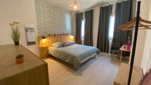 Sejours chez l'habitant La maison d'Angelique - Colocation hoteliere a 150m Gare TGV- Grande cuisine equipee & salon - Fibre - Netflix : photos des chambres