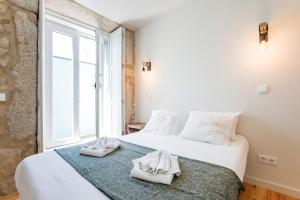 Central Studio with Pool & Patio by LovelyStay