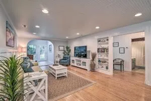 Bright and Sunny Home about 14 Mi to Myrtle Beach! - Murrells Inlet