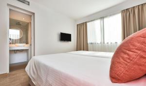 One-Bedroom Apartment (2 Adults + 1 Child) room in Apartamentos SOlivera