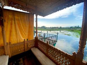 Green Paradise Houseboat - Centrally Heated