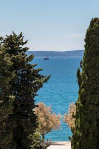 Elysian Zen Luxury Apartment - Two Bedroom Apartment with Terrace and Sea View